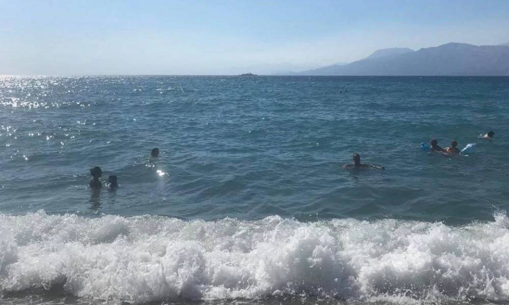 Άφωνοι οι τουρίστες στην Κρήτη: Έκαναν μπάνιο στη θάλασσα και έβλεπαν πολεμικά πλοία (βίντεο)